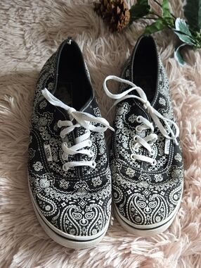 Vans Black Paisley Bandana-Print Lace-Up Sneakers with White Laces Women 10